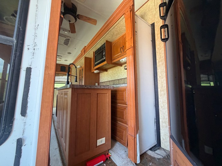 2010-forest-river-sandpiper-fifth-wheel-camper-image-9