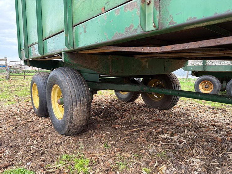 badger-18ft-front-unload-silage-wagon-image-18