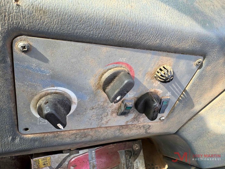 2005-deere-1110d-image-39