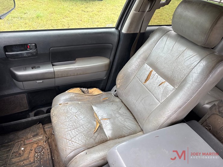 2011-toyota-tundra-sr5-image-24