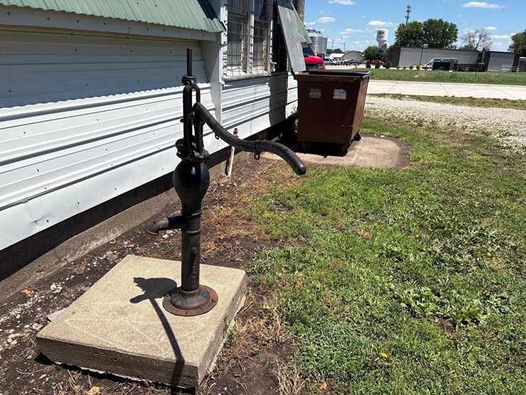 decorative-well-pump-image-3