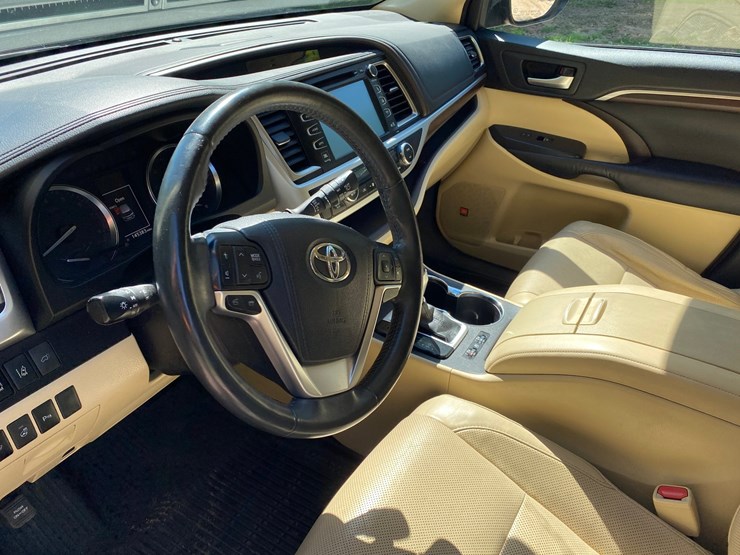 2016-toyota-highlander-image-30