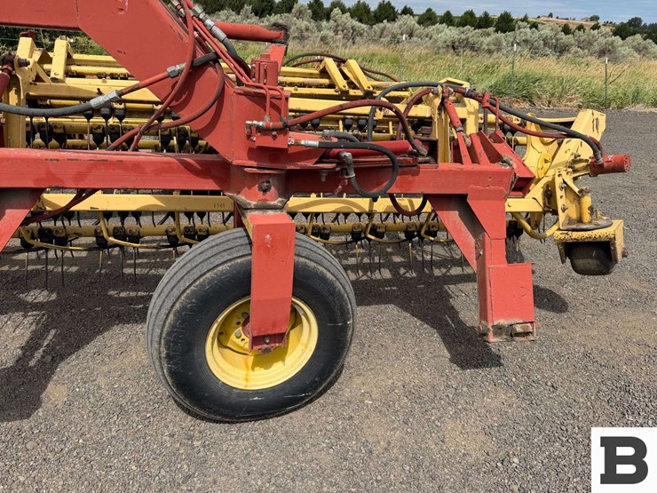 new-holland-216-image-17