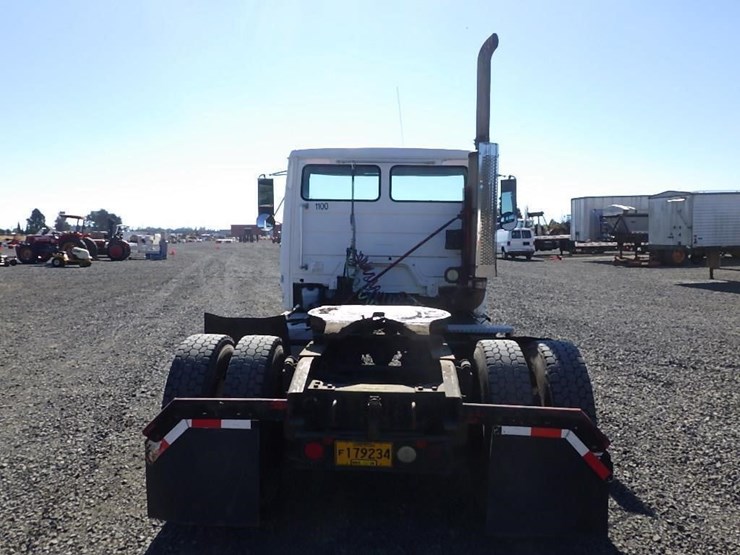 2000-freightliner-fl70-image-6