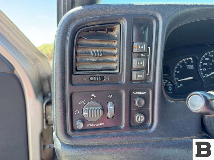 2002-chevrolet-silverado-2500hd-image-30