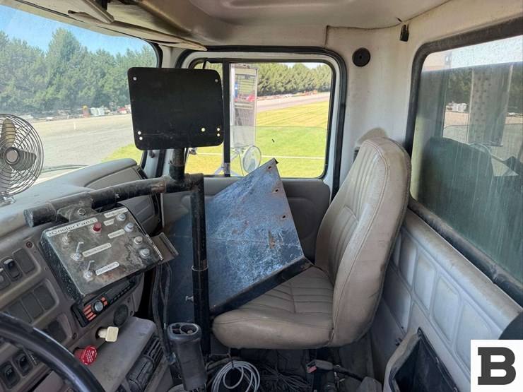2002-mack-ch613-image-34