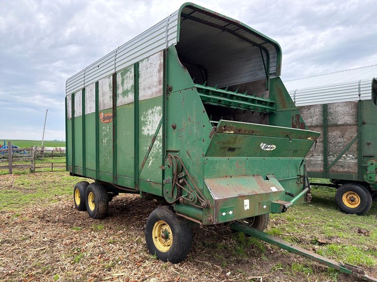 badger-18ft-front-unload-silage-wagon-image-2