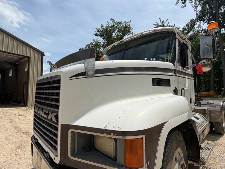 #1509-•-mack-day-cab-truck-tractor-image-19