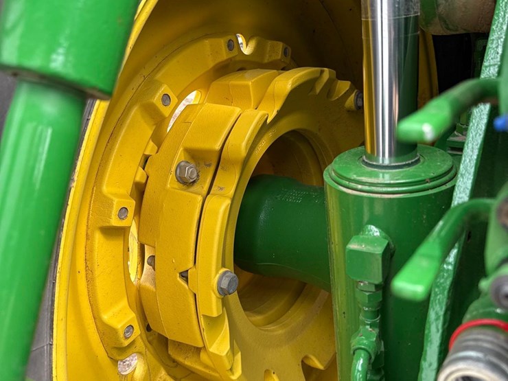 2013-john-deere-8235r-image-19