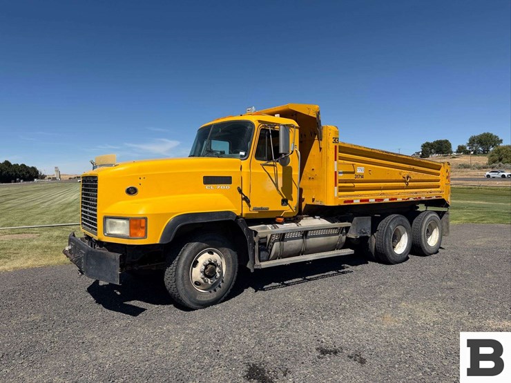 2001-mack-cl713-image-1