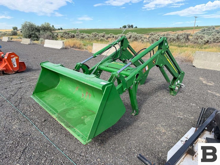 2019-john-deere-520m-image-2