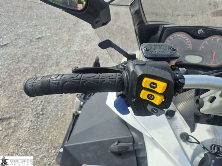 2015-ski-doo-grand-touring-sport-image-14