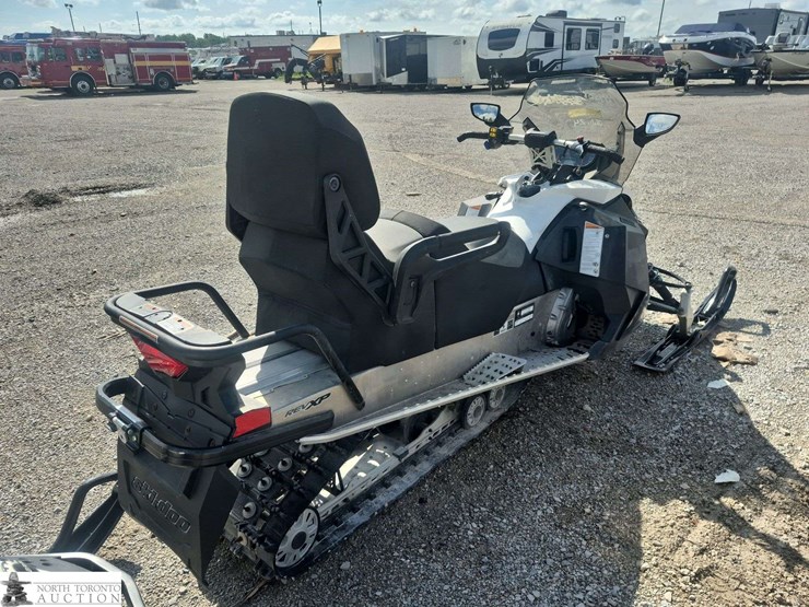 2015-ski-doo-grand-touring-sport-image-4