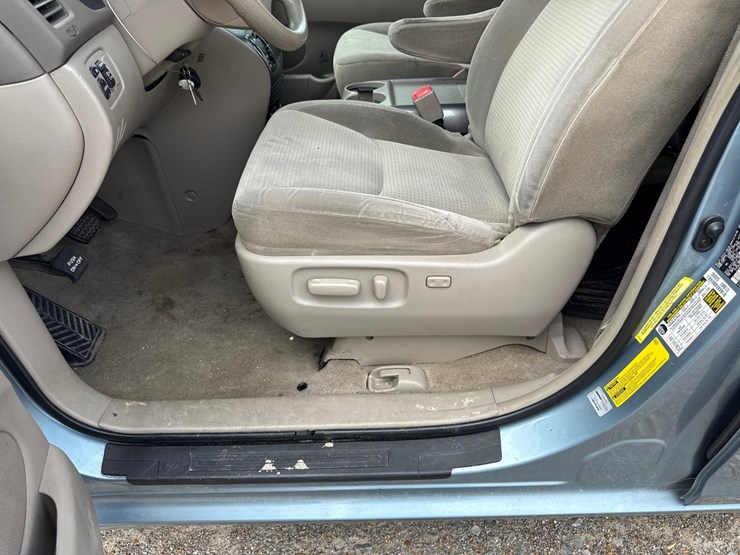 2009-toyota-sienna-image-29