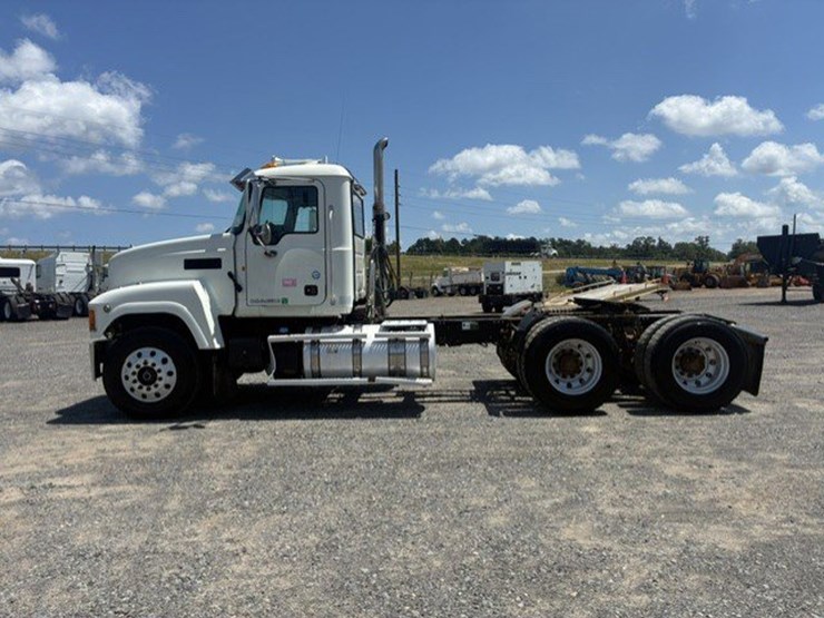 2014-mack-chu613-daycab-truck-image-6
