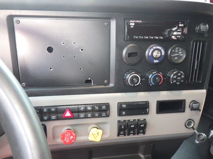 2021-freightliner-cascadia-126-image-18