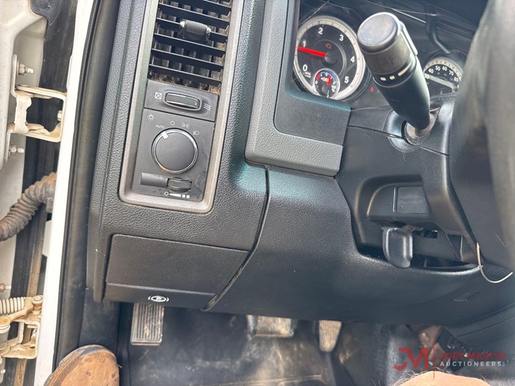 2014-ram-4500-heavy-duty-flatbed-truck-image-30