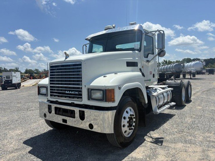 2014-mack-chu613-daycab-truck-image-1