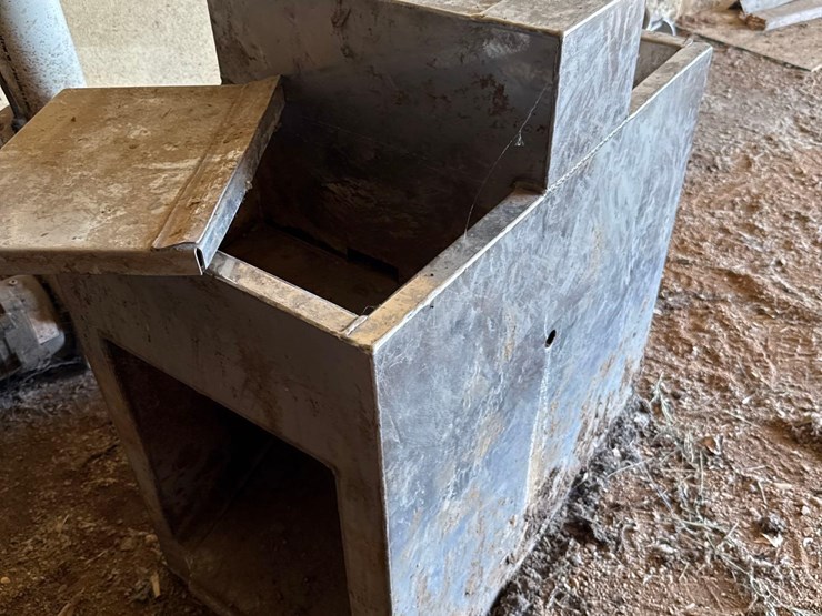 17-inch-x-28-inch-stainless-steel-hog-waterer-image-3