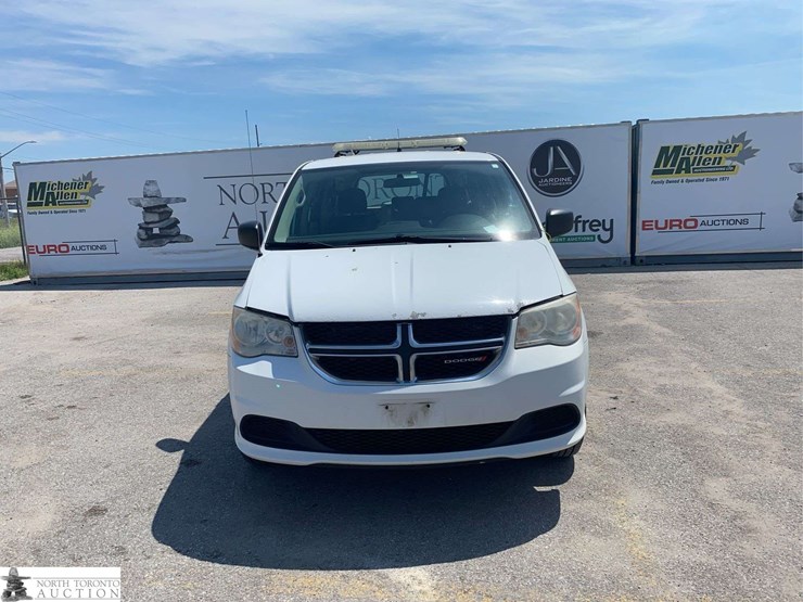 2014-dodge-grand-caravan-sxt-image-2