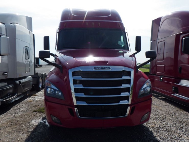 2021-freightliner-cascadia-126-image-2