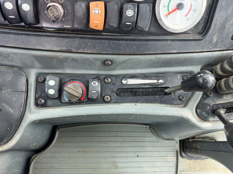 2006-caterpillar-420d-image-96