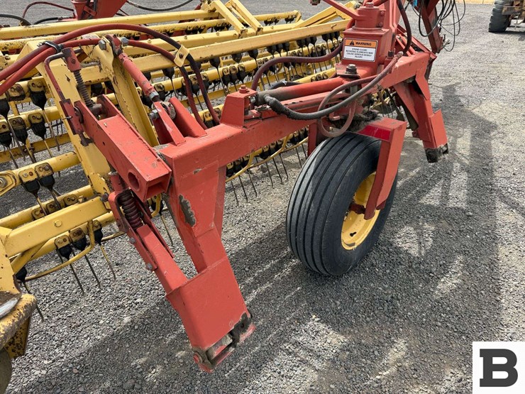 new-holland-216-image-22