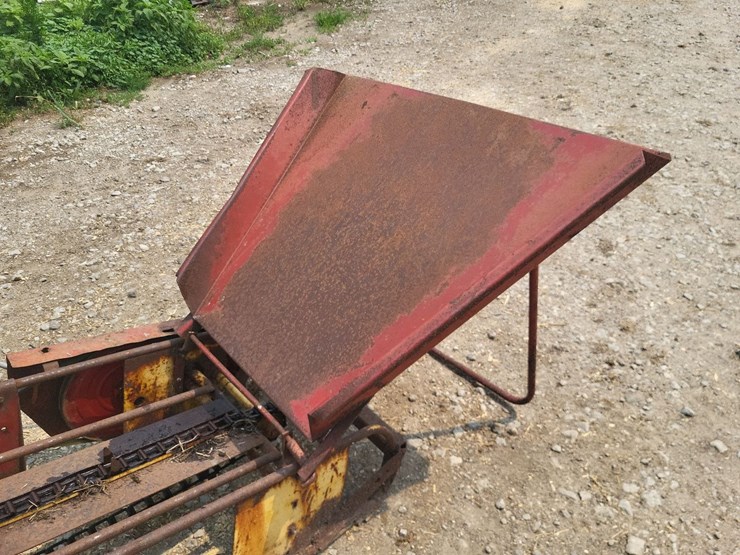 new-holland-bale-conveyor-w/transport-tires-and-electric-motor-image-30