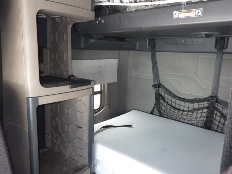 2018-freightliner-cascadia-125-image-17