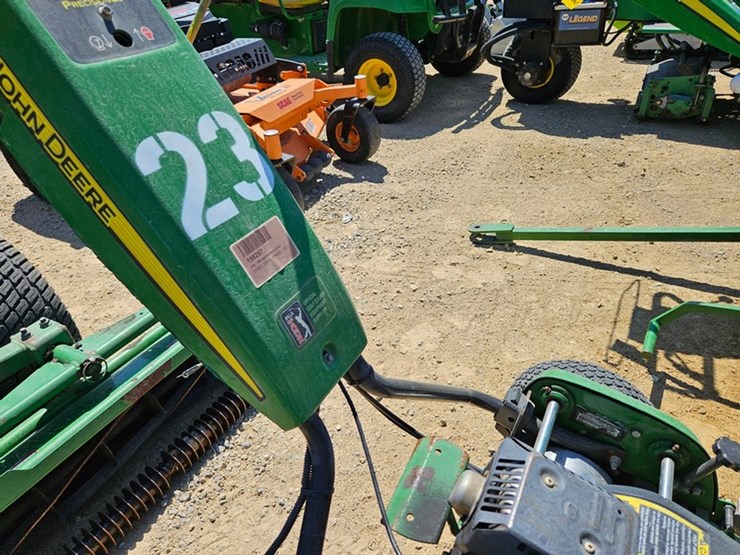 john-deere-220-image-13