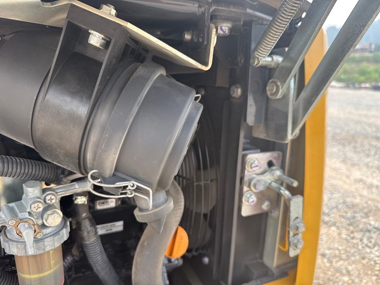 2023-deere-17g-image-29