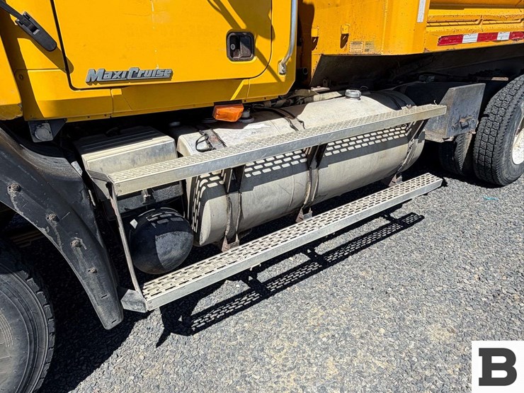 2001-mack-cl713-image-13