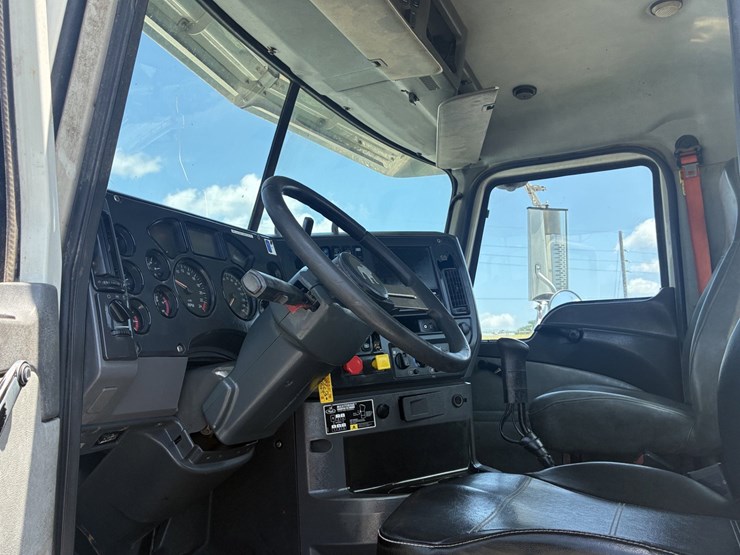 2014-mack-chu613-daycab-truck-image-11