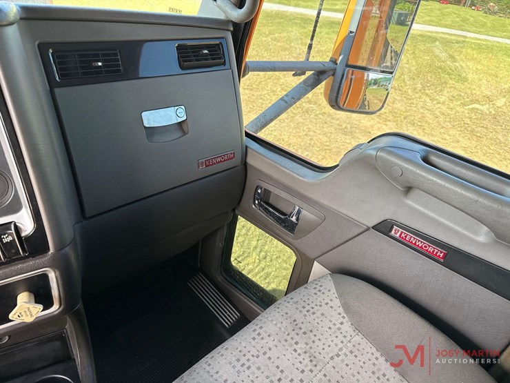2013-kenworth-t660-image-27