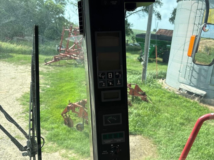 2006-international-2388-axle-flow-combine-image-78