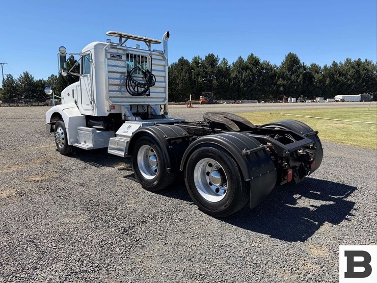 2001-peterbilt-377-image-4