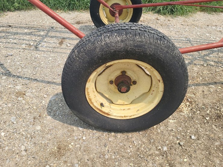 new-holland-bale-conveyor-w/transport-tires-and-electric-motor-image-18