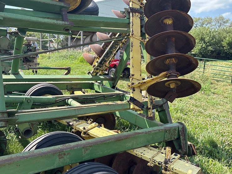 john-deere-230-image-8