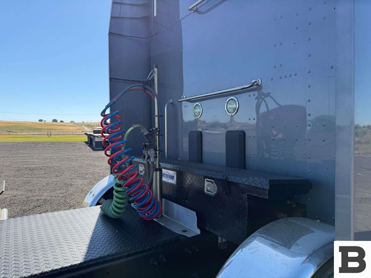 2016-peterbilt-579-image-32