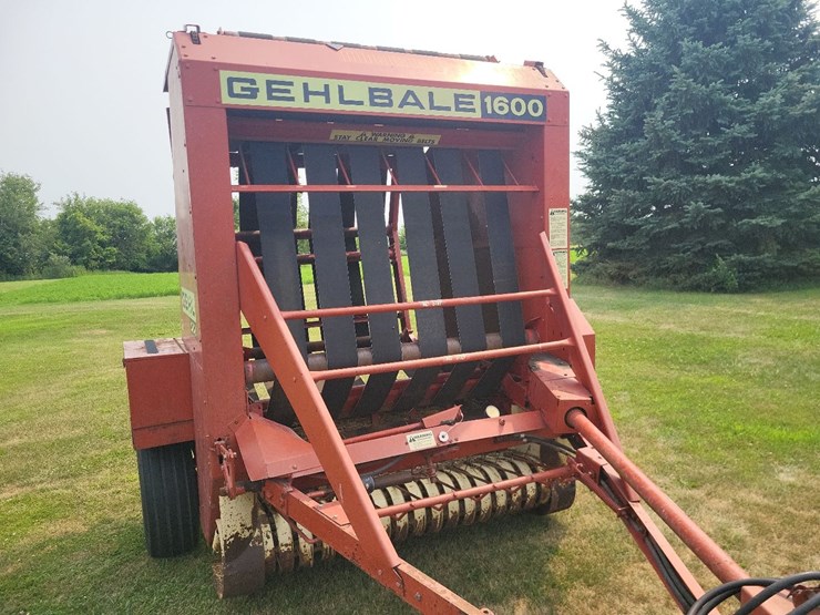 gehl-1600-round-baler-image-31