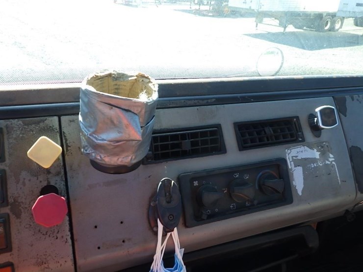 2000-freightliner-fl70-image-29