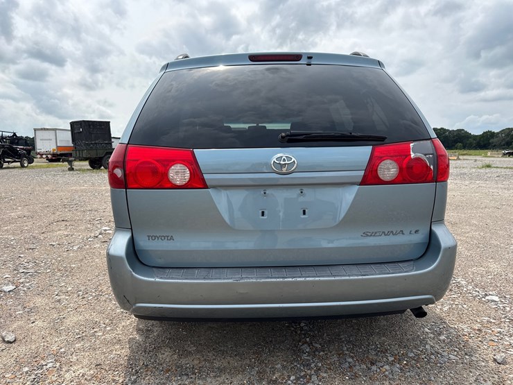 2009-toyota-sienna-image-7