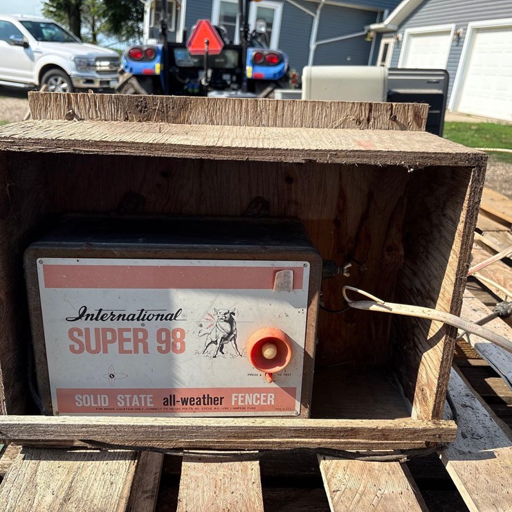 International Super 98 Electric Fencer