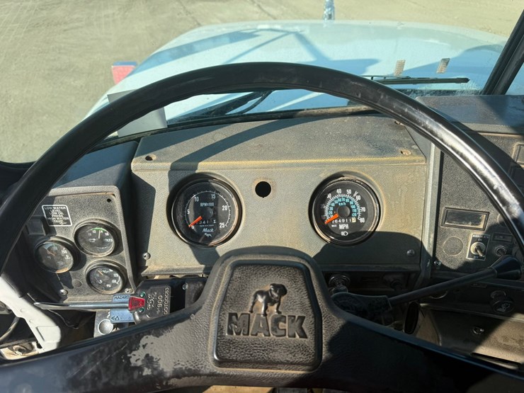 #2073-•-1991-mack-rd360s-day-cab-truck-tractor-image-29