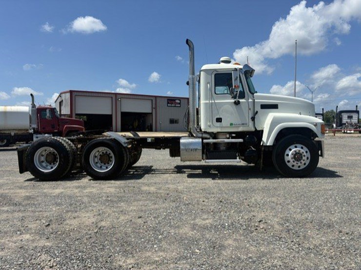 2014-mack-chu613-daycab-truck-image-5