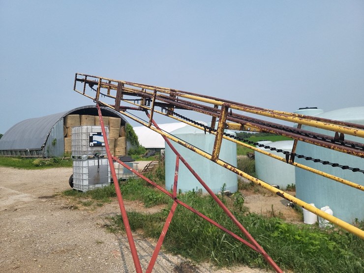 new-holland-bale-conveyor-w/transport-tires-and-electric-motor-image-15