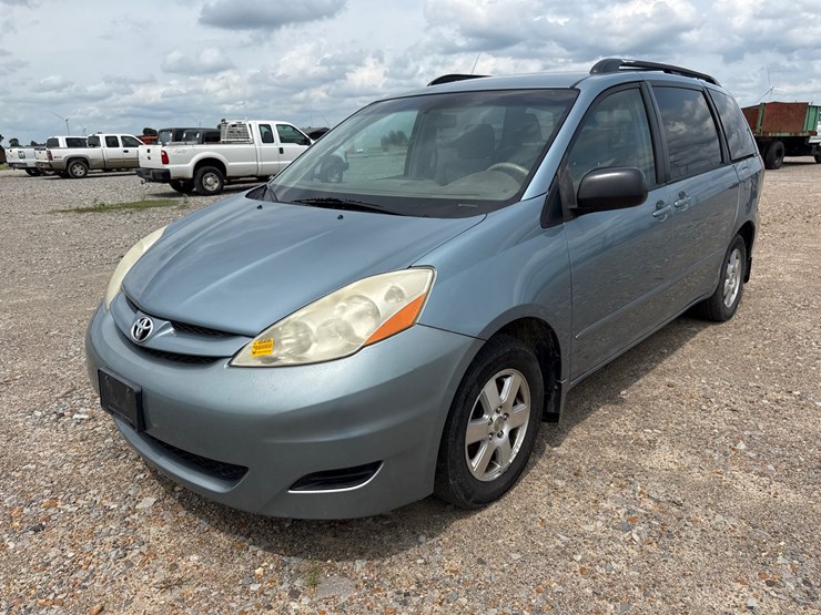 2009-toyota-sienna-image-1