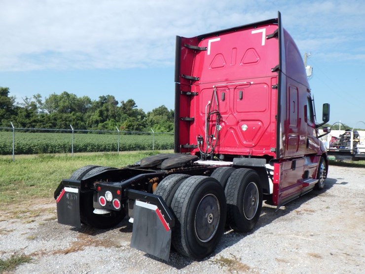 2021-freightliner-cascadia-126-image-10