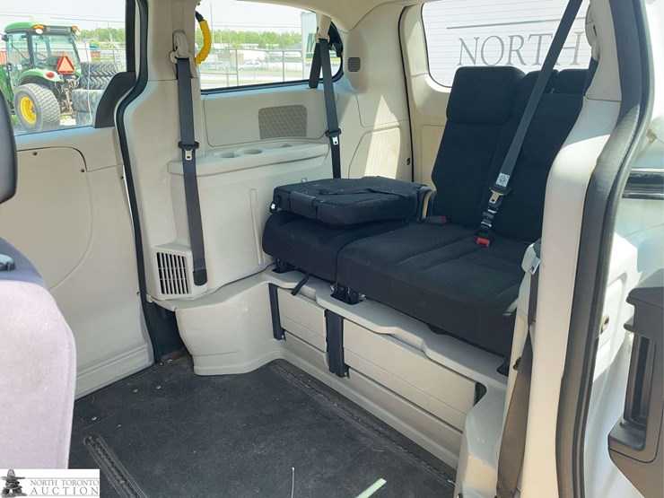 2014-dodge-grand-caravan-sxt-image-15