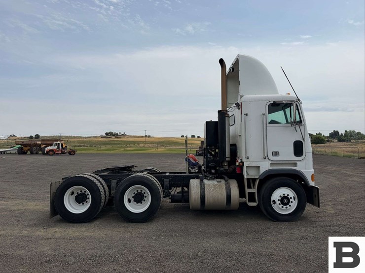 1997-freightliner-flb-high-coe-tractor-truck-image-6